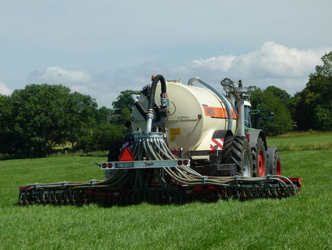 Ein Gülle-Grubber auf dem Feld