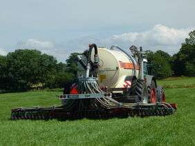 Ein Gülle-Grubber auf dem Feld