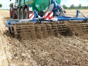 Düngung auf einem Feld 