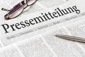 Zeitung mit der Überschrift Pressemitteilung