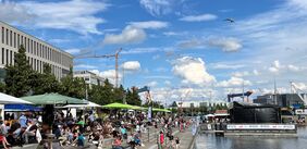 Ein Bootshafen mit Schiffem