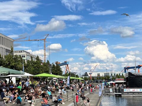 Ein Bootshafen mit Schiffem