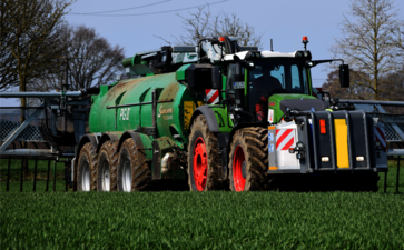 Ausbringung von Gülle auf einem Feld